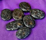 LG. Arfvedsonite aka Fireworks Stone w/Garnet Crystal Palmstone 🖤🎇🎆❤️
