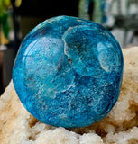 LG. Blue Apatite Crystal Palmstone ✨🤩 💙🔵💎💠